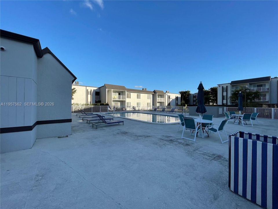 For Sale: $275,000 (1 beds, 1 baths, 810 Square Feet)
