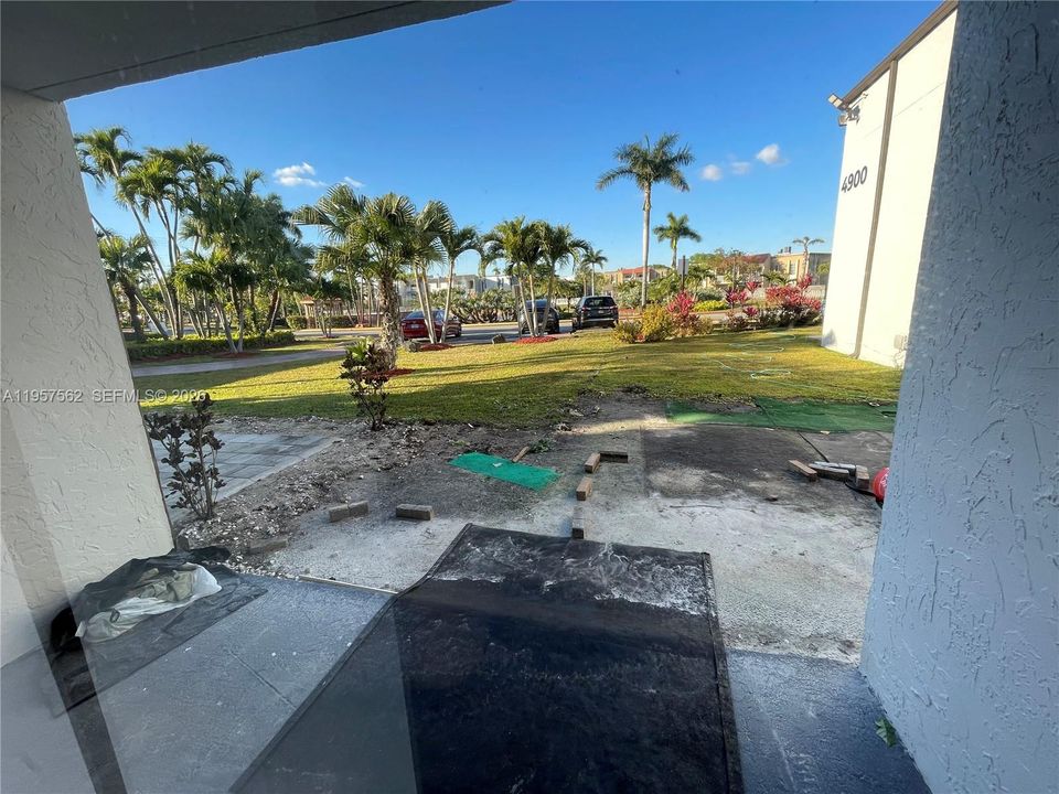 For Sale: $275,000 (1 beds, 1 baths, 810 Square Feet)