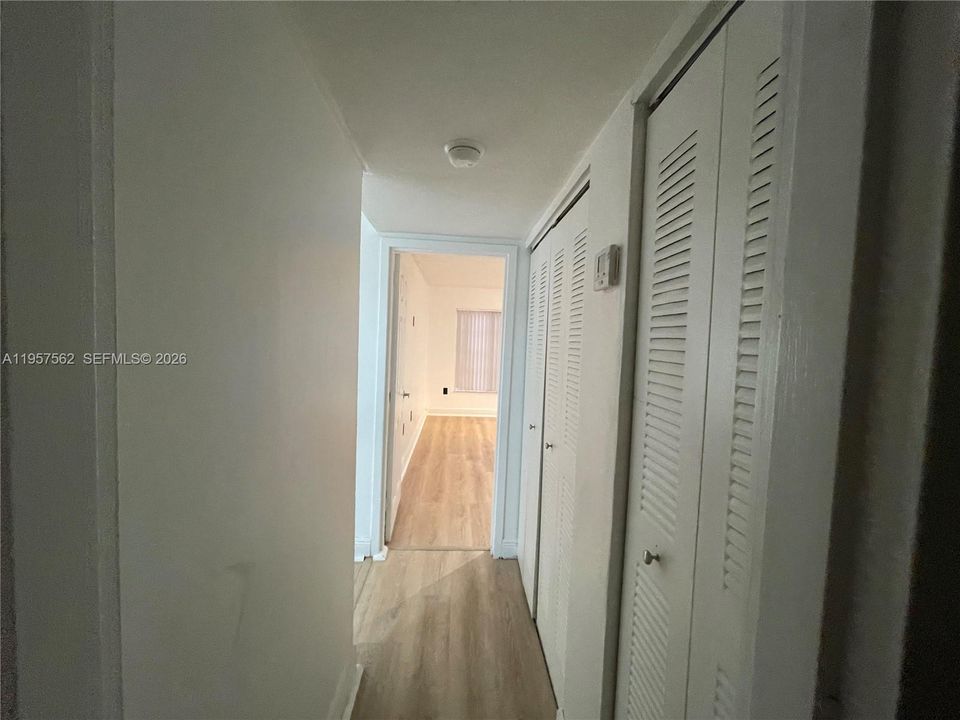 For Sale: $275,000 (1 beds, 1 baths, 810 Square Feet)