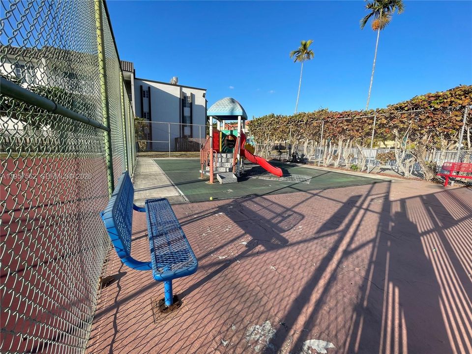 For Sale: $275,000 (1 beds, 1 baths, 810 Square Feet)