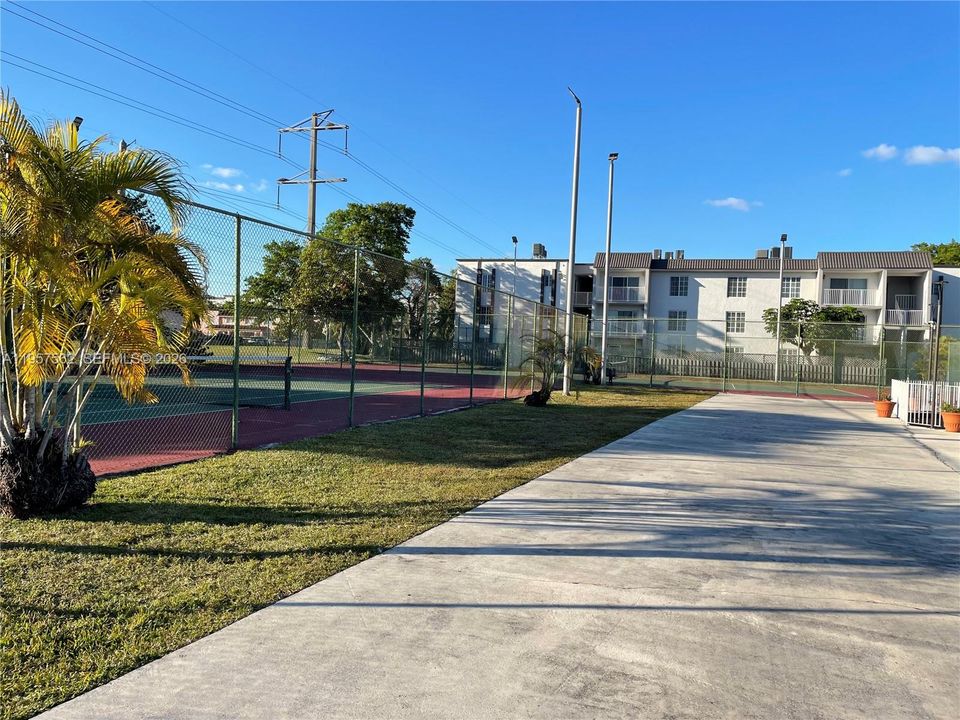 For Sale: $275,000 (1 beds, 1 baths, 810 Square Feet)
