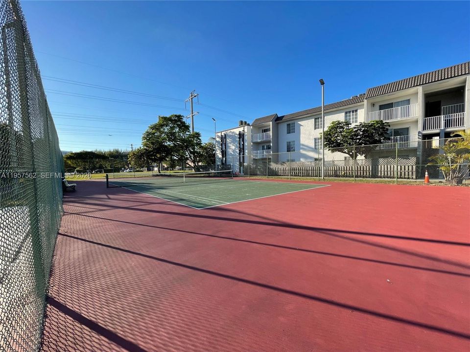 For Sale: $275,000 (1 beds, 1 baths, 810 Square Feet)