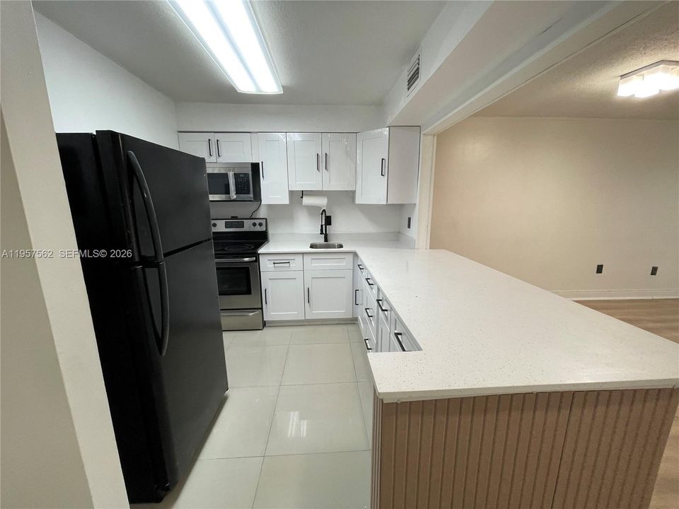 For Sale: $275,000 (1 beds, 1 baths, 810 Square Feet)