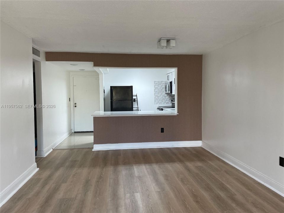 For Sale: $275,000 (1 beds, 1 baths, 810 Square Feet)