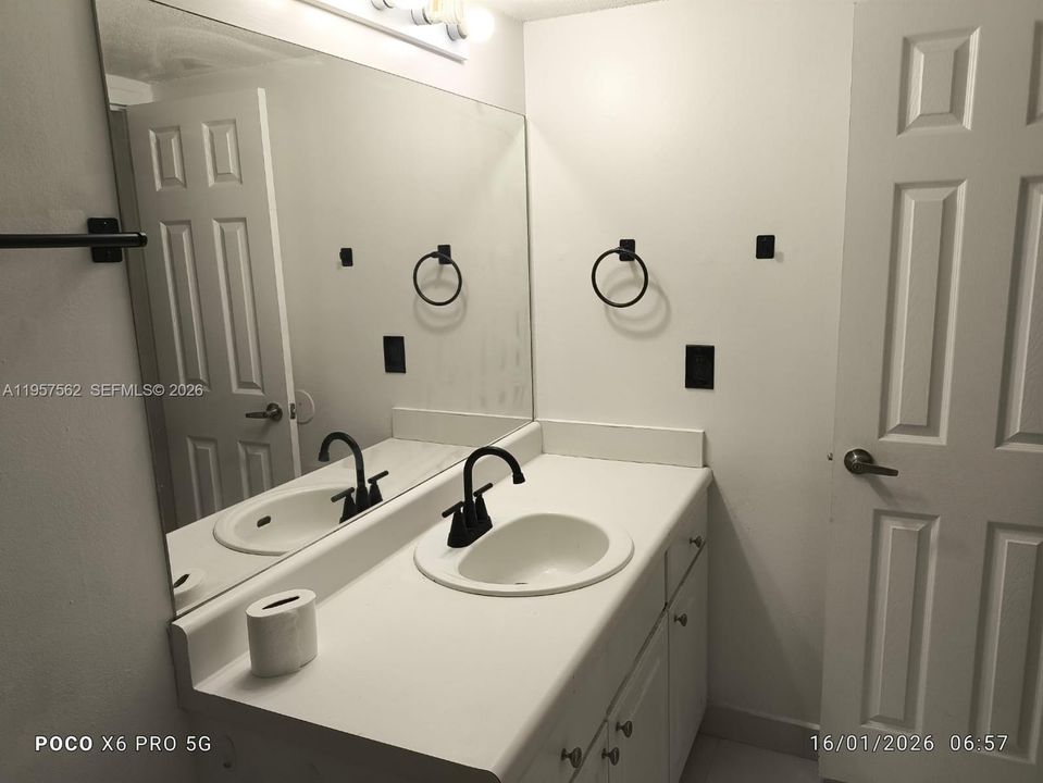 For Sale: $275,000 (1 beds, 1 baths, 810 Square Feet)