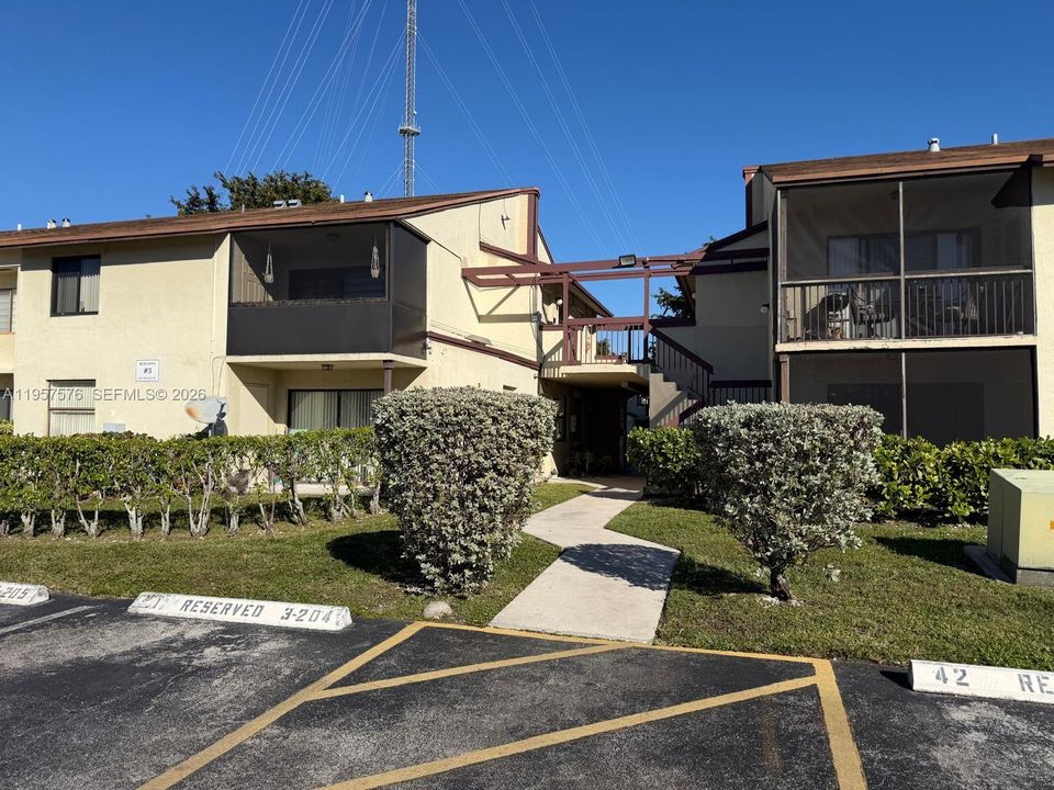 Activo con contrato: $160,000 (2 camas, 2 baños, 816 Pies cuadrados)