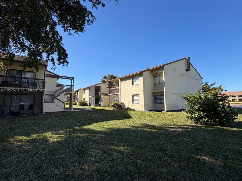 Activo con contrato: $160,000 (2 camas, 2 baños, 816 Pies cuadrados)
