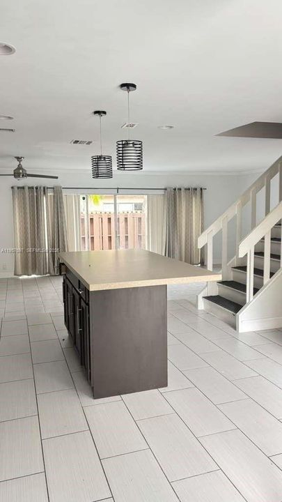 Activo con contrato: $190,000 (3 camas, 2 baños, 1690 Pies cuadrados)