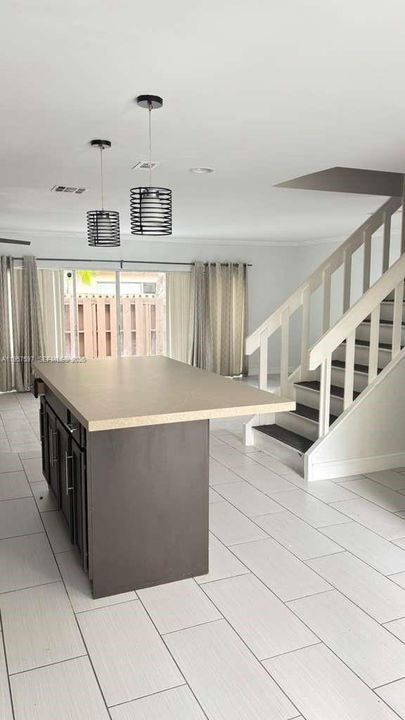 Activo con contrato: $190,000 (3 camas, 2 baños, 1690 Pies cuadrados)