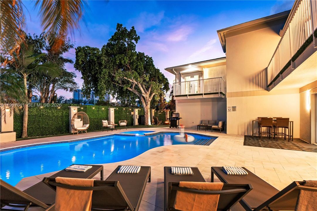 En Venta: $1,690,000 (6 camas, 4 baños, 4865 Pies cuadrados)