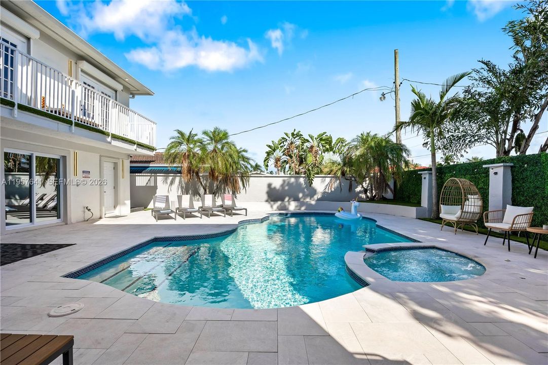 En Venta: $1,690,000 (6 camas, 4 baños, 4865 Pies cuadrados)