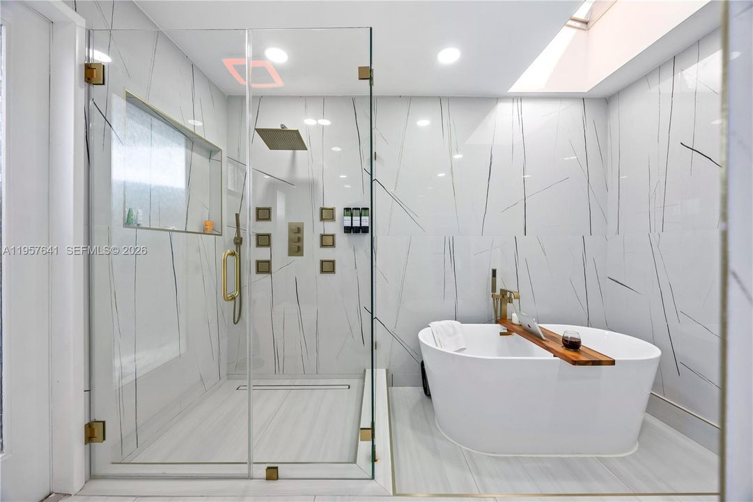 En Venta: $1,690,000 (6 camas, 4 baños, 4865 Pies cuadrados)