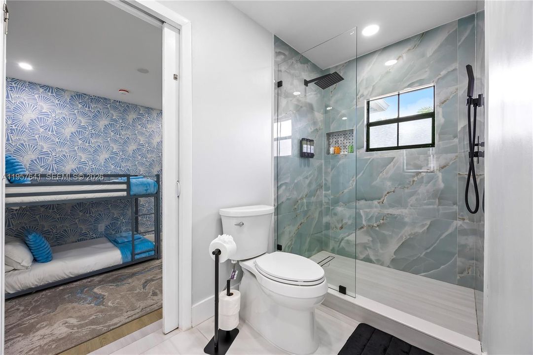 En Venta: $1,690,000 (6 camas, 4 baños, 4865 Pies cuadrados)