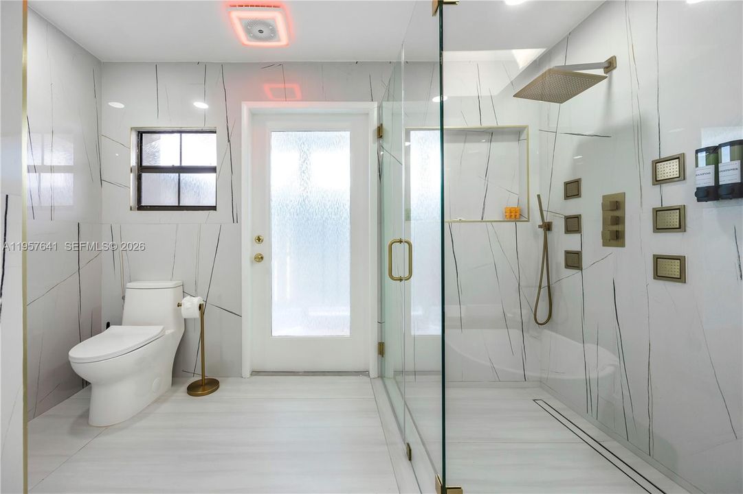 En Venta: $1,690,000 (6 camas, 4 baños, 4865 Pies cuadrados)