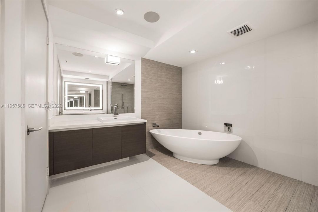For Sale: $1,899,000 (3 beds, 3 baths, 1892 Square Feet)