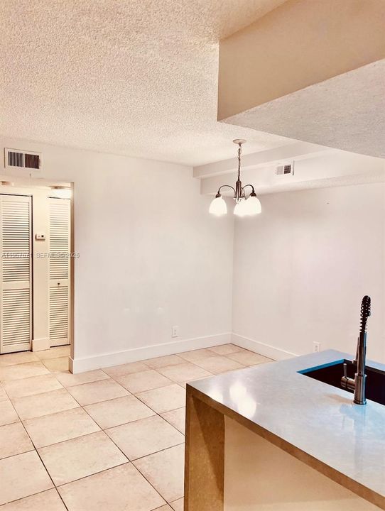 Activo con contrato: $205,000 (2 camas, 2 baños, 1030 Pies cuadrados)