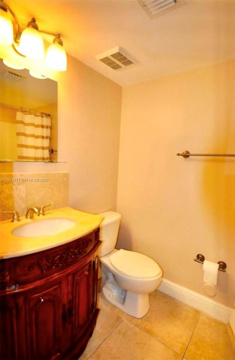 Activo con contrato: $205,000 (2 camas, 2 baños, 1030 Pies cuadrados)