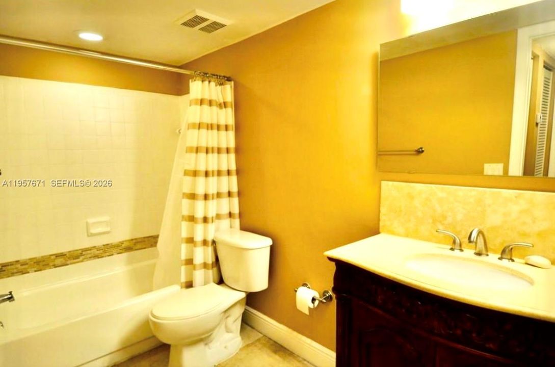 Activo con contrato: $205,000 (2 camas, 2 baños, 1030 Pies cuadrados)