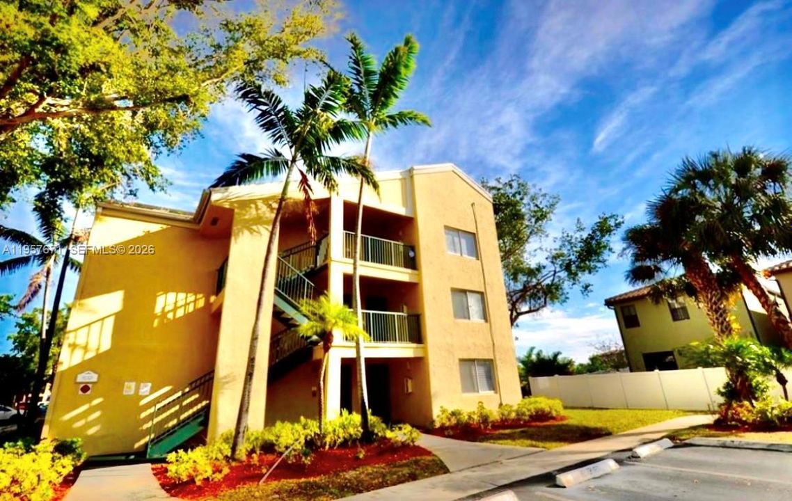 Activo con contrato: $205,000 (2 camas, 2 baños, 1030 Pies cuadrados)