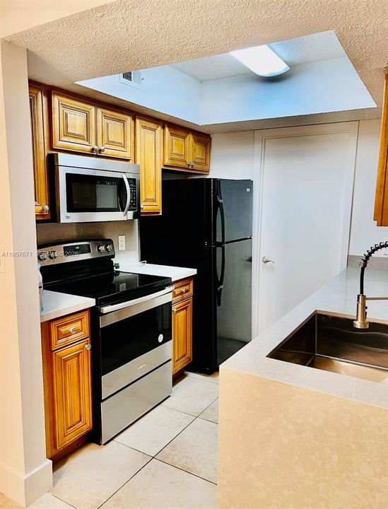 Activo con contrato: $205,000 (2 camas, 2 baños, 1030 Pies cuadrados)