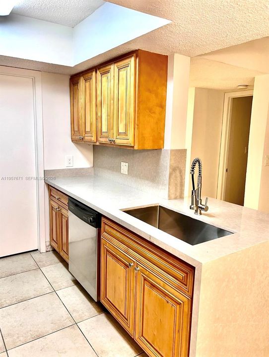 Activo con contrato: $205,000 (2 camas, 2 baños, 1030 Pies cuadrados)