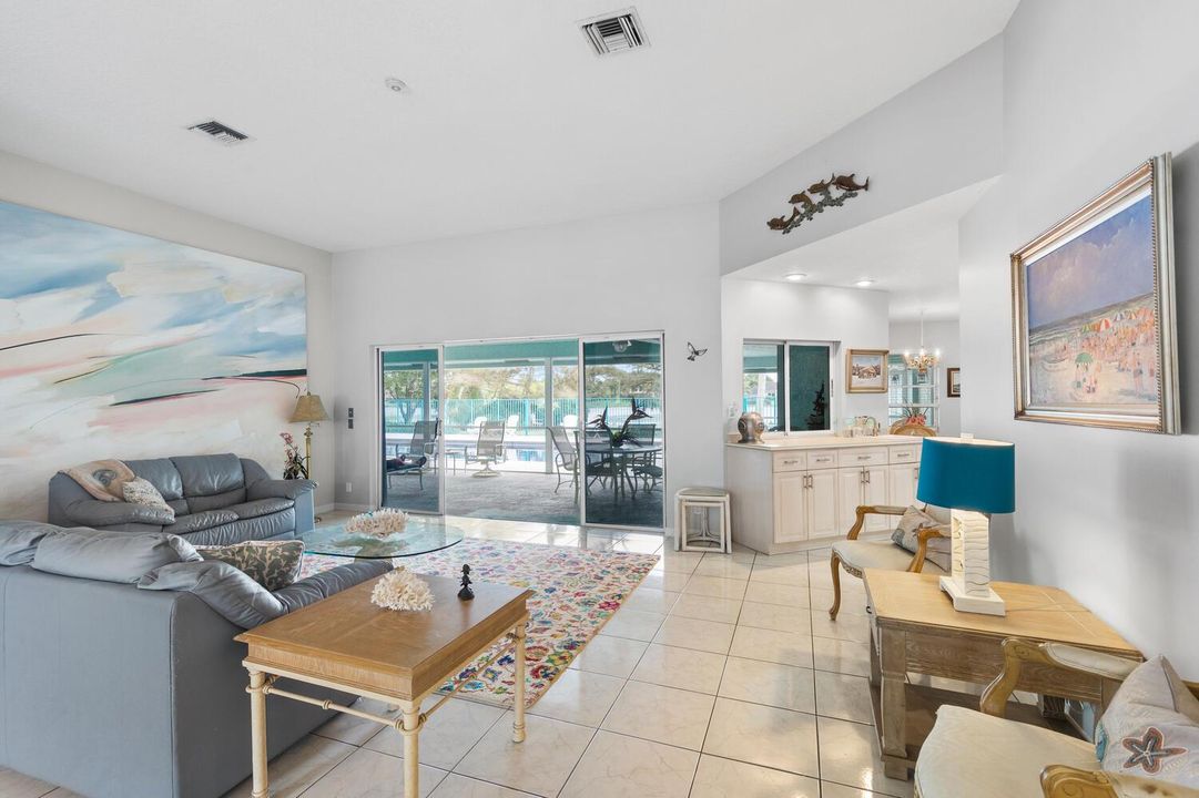 8862 Estate Dr-large-005-004-DSC7751-150