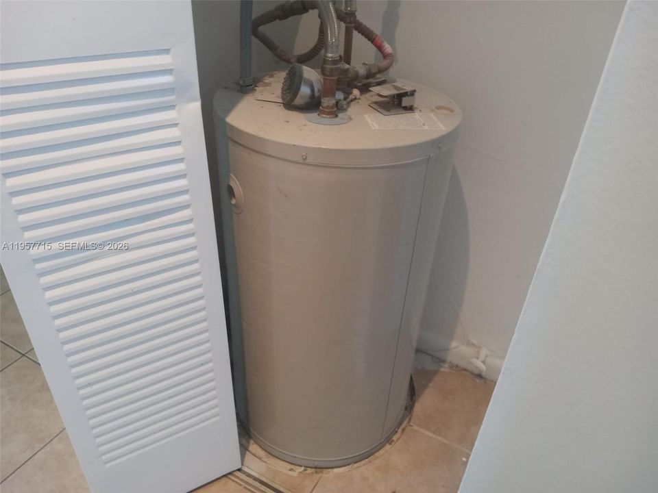 For Sale: $162,000 (1 beds, 1 baths, 564 Square Feet)