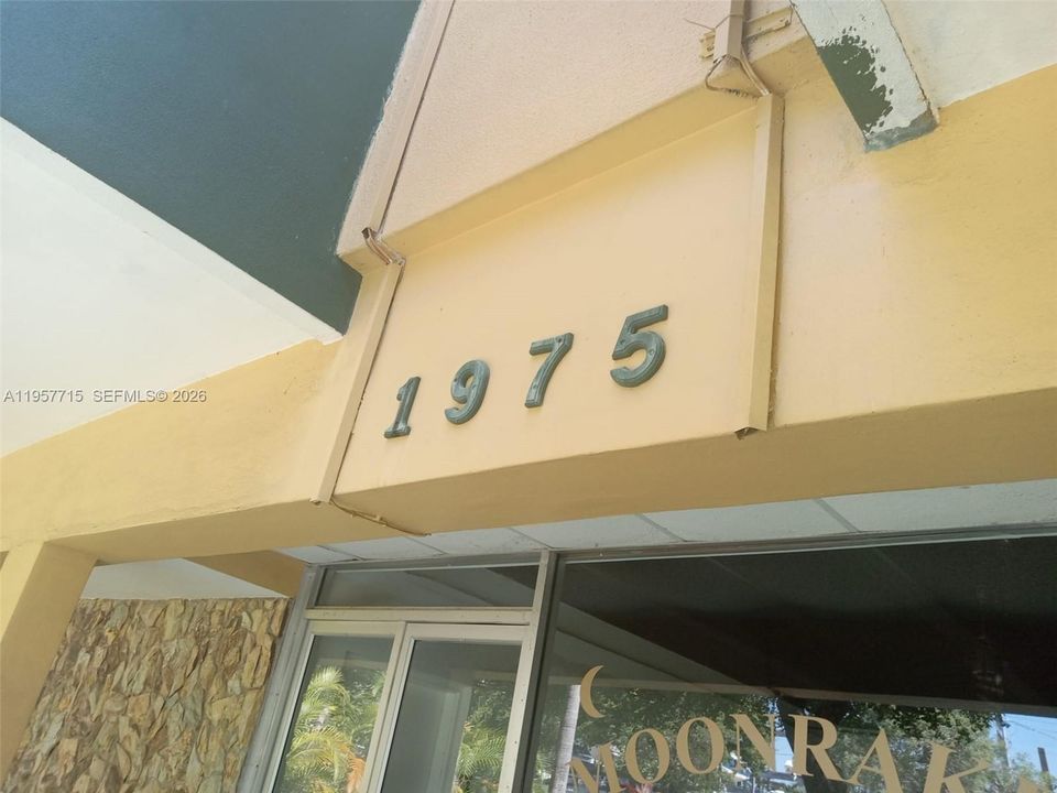 For Sale: $162,000 (1 beds, 1 baths, 564 Square Feet)