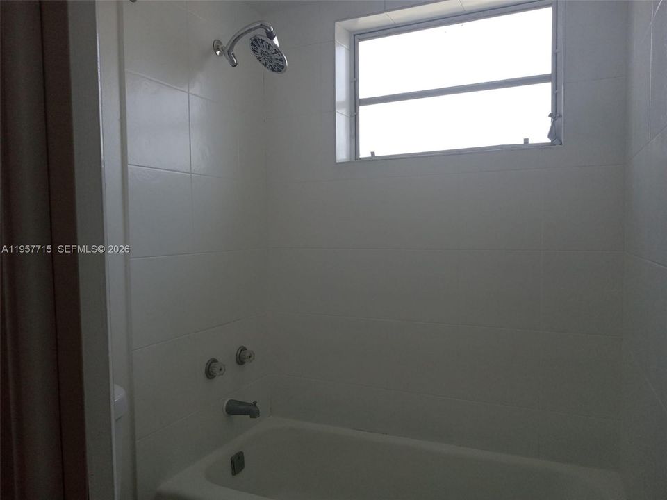 For Sale: $162,000 (1 beds, 1 baths, 564 Square Feet)