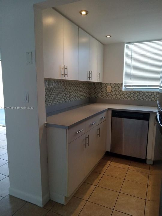 For Sale: $162,000 (1 beds, 1 baths, 564 Square Feet)