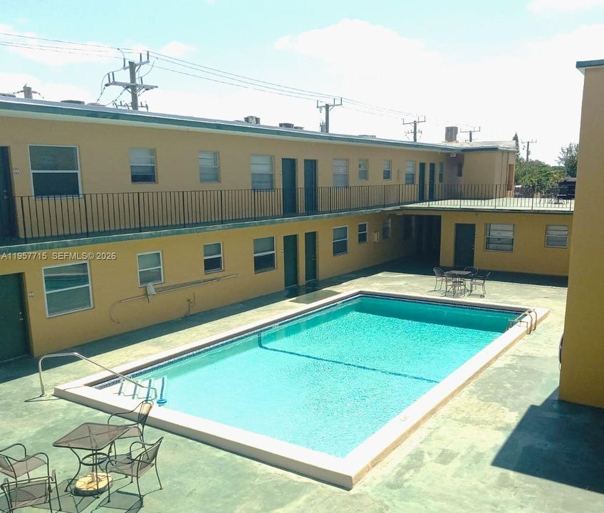 For Sale: $162,000 (1 beds, 1 baths, 564 Square Feet)