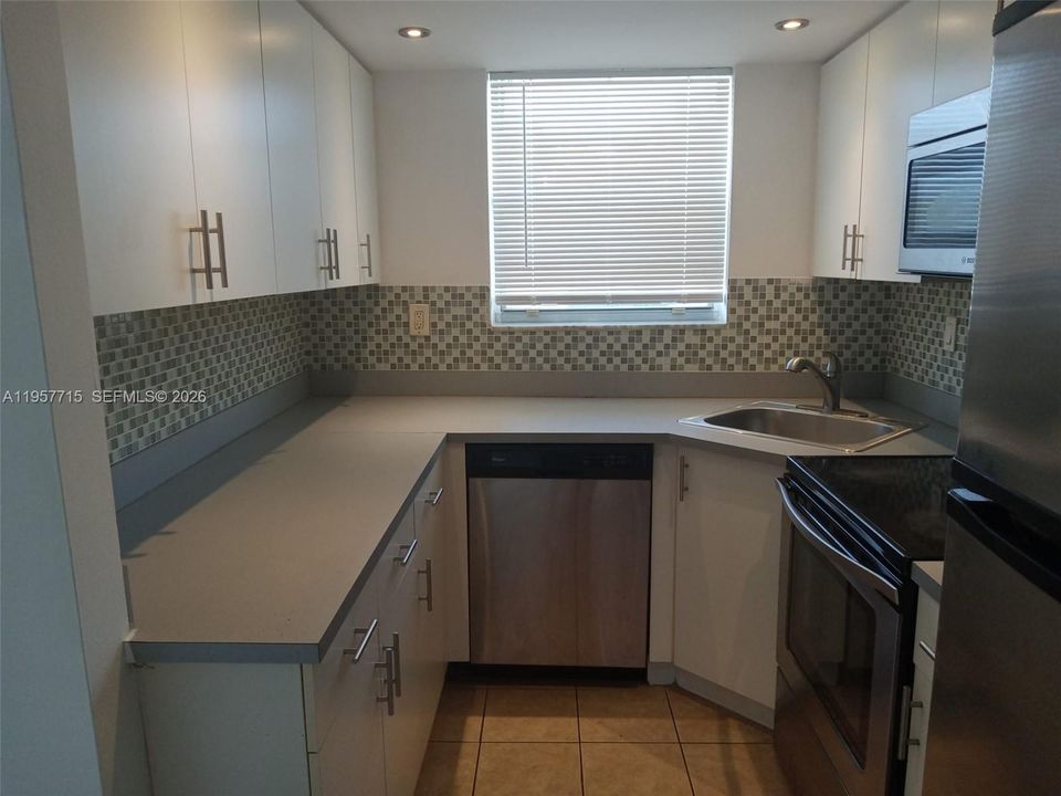 For Sale: $162,000 (1 beds, 1 baths, 564 Square Feet)