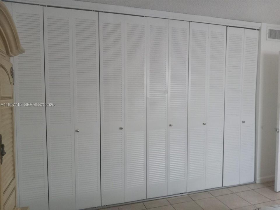 For Sale: $162,000 (1 beds, 1 baths, 564 Square Feet)