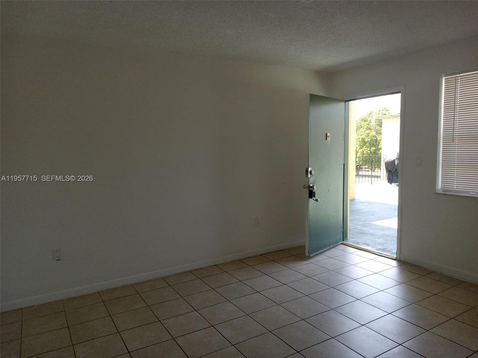 For Sale: $162,000 (1 beds, 1 baths, 564 Square Feet)
