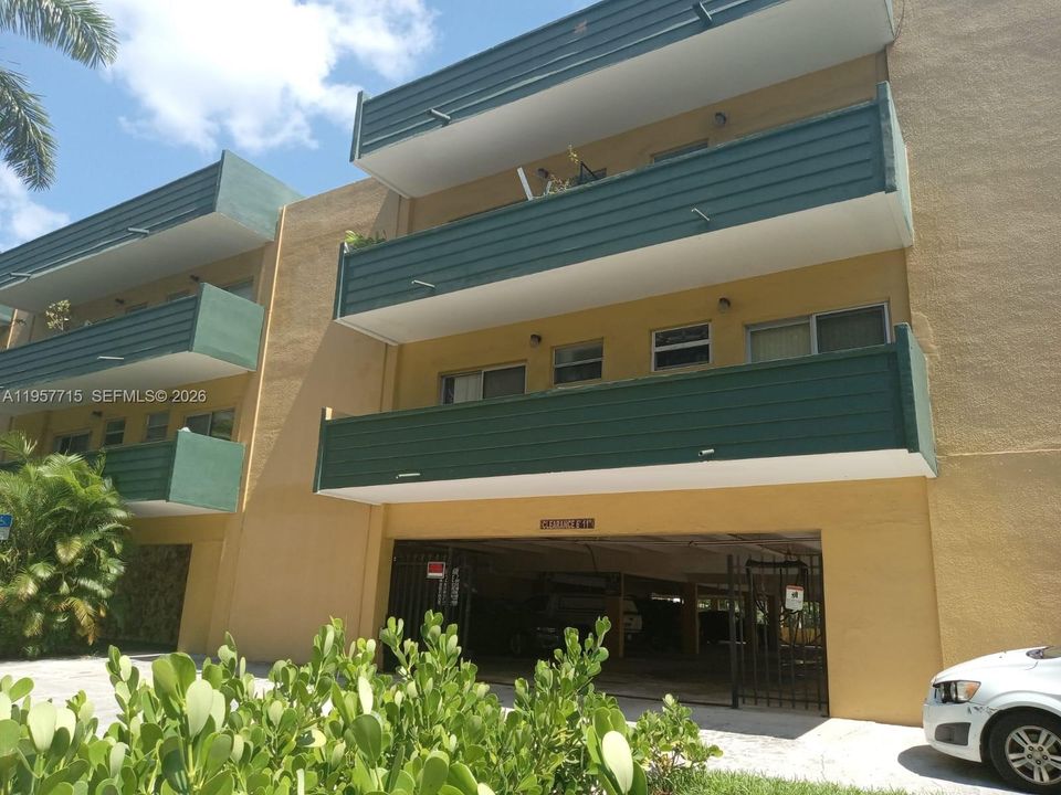 For Sale: $162,000 (1 beds, 1 baths, 564 Square Feet)