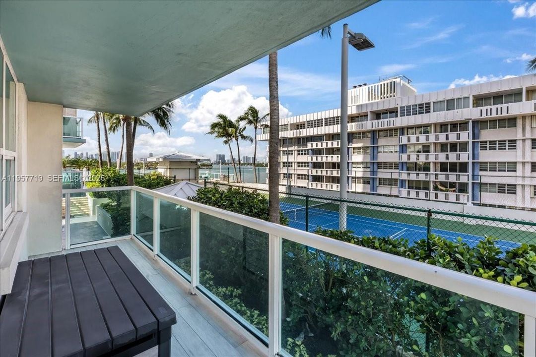 For Sale: $1,175,000 (2 beds, 2 baths, 1147 Square Feet)