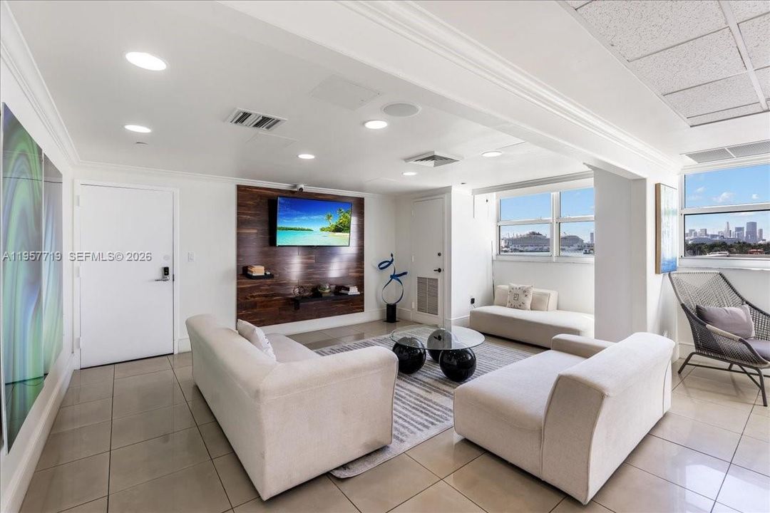 For Sale: $1,175,000 (2 beds, 2 baths, 1147 Square Feet)