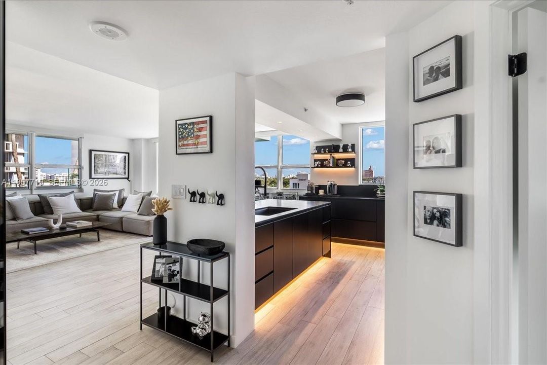 For Sale: $1,175,000 (2 beds, 2 baths, 1147 Square Feet)