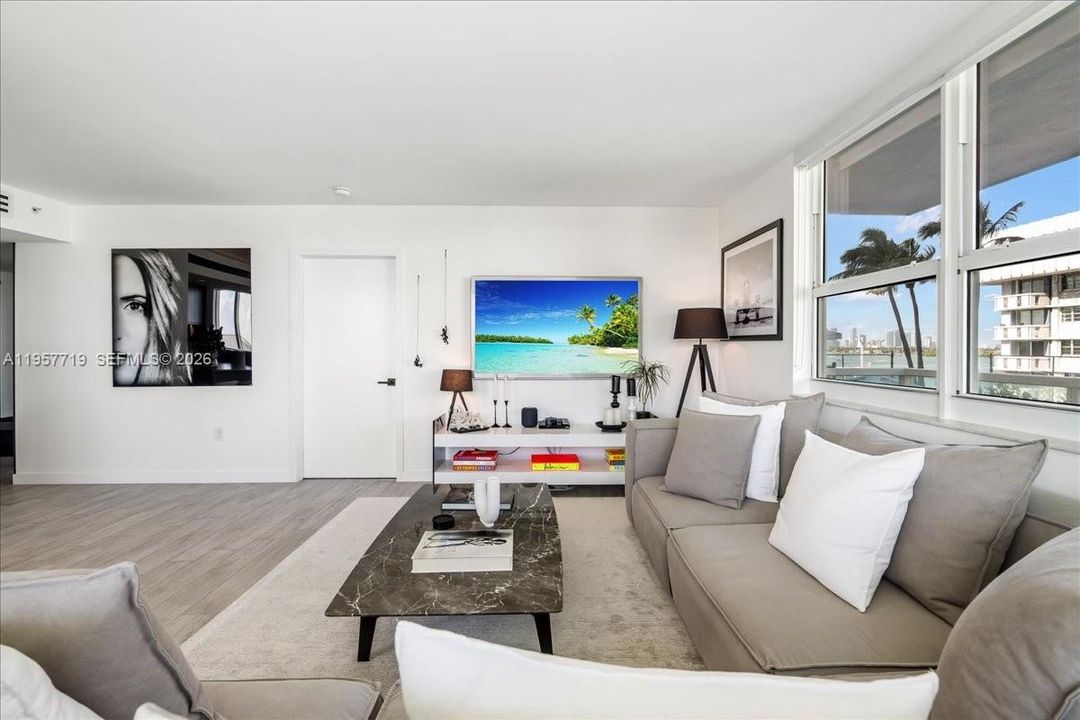 For Sale: $1,175,000 (2 beds, 2 baths, 1147 Square Feet)