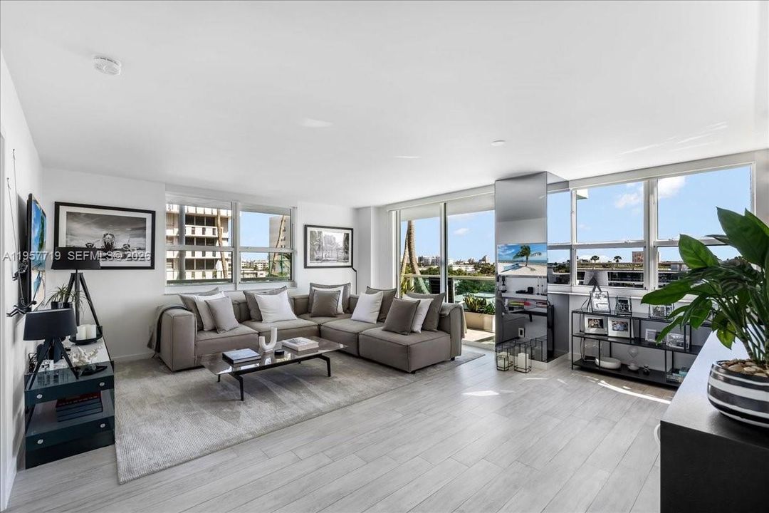 For Sale: $1,175,000 (2 beds, 2 baths, 1147 Square Feet)