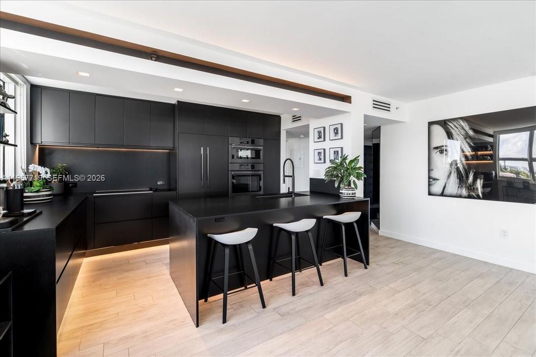 For Sale: $1,175,000 (2 beds, 2 baths, 1147 Square Feet)
