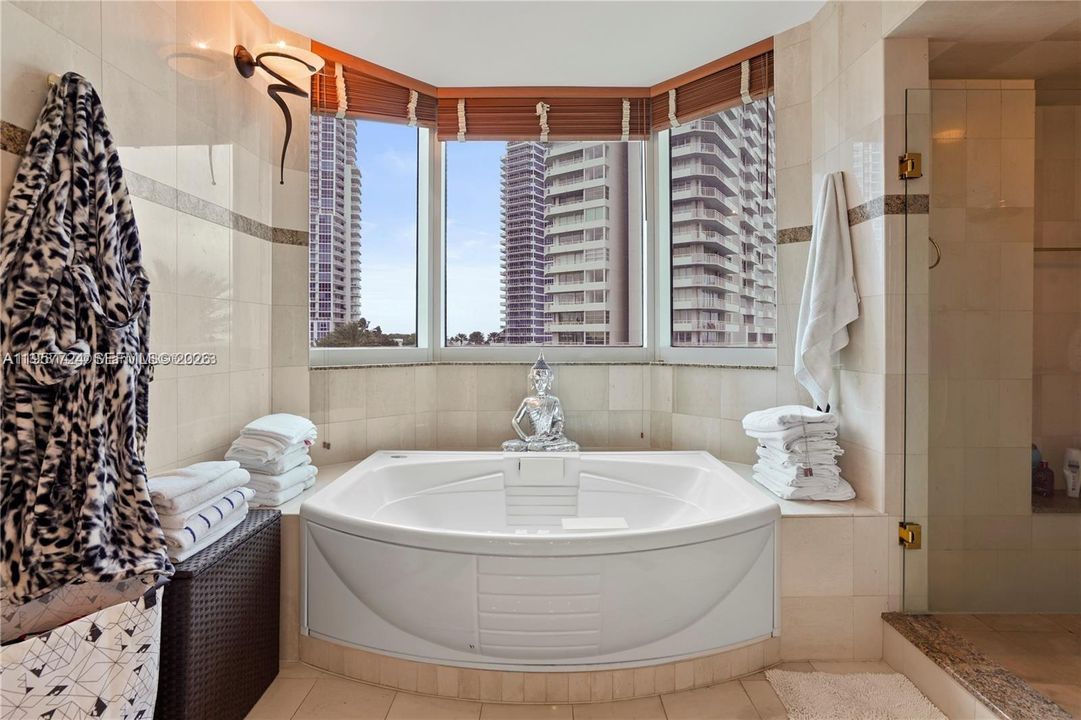 For Sale: $2,295,000 (3 beds, 2 baths, 2340 Square Feet)