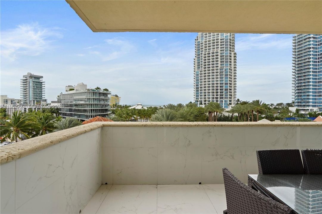 For Sale: $2,295,000 (3 beds, 2 baths, 2340 Square Feet)