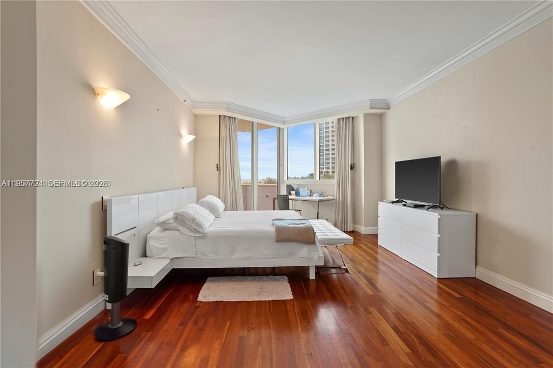 For Sale: $2,295,000 (3 beds, 2 baths, 2340 Square Feet)
