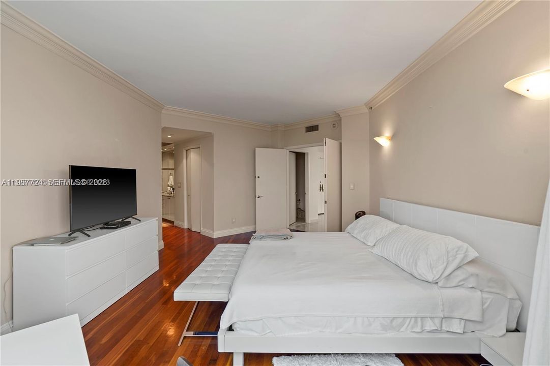 For Sale: $2,295,000 (3 beds, 2 baths, 2340 Square Feet)