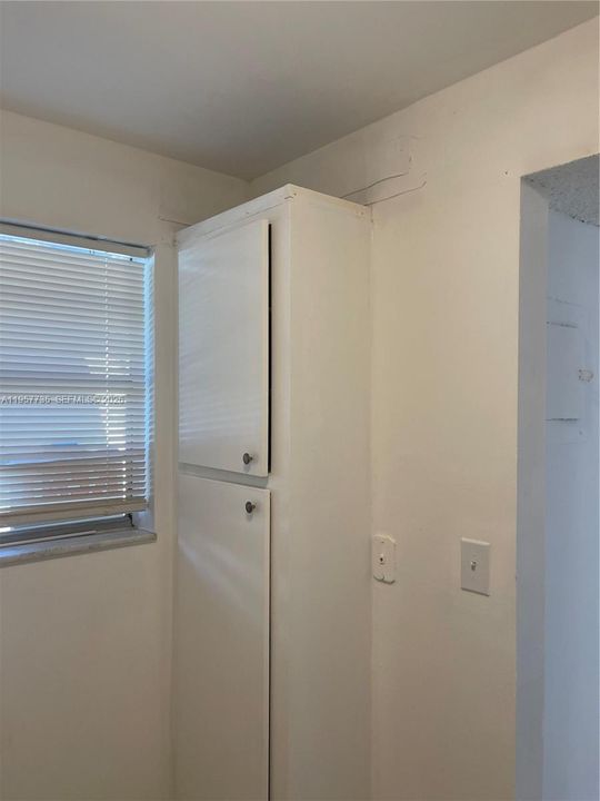 For Sale: $200,000 (2 beds, 1 baths, 801 Square Feet)