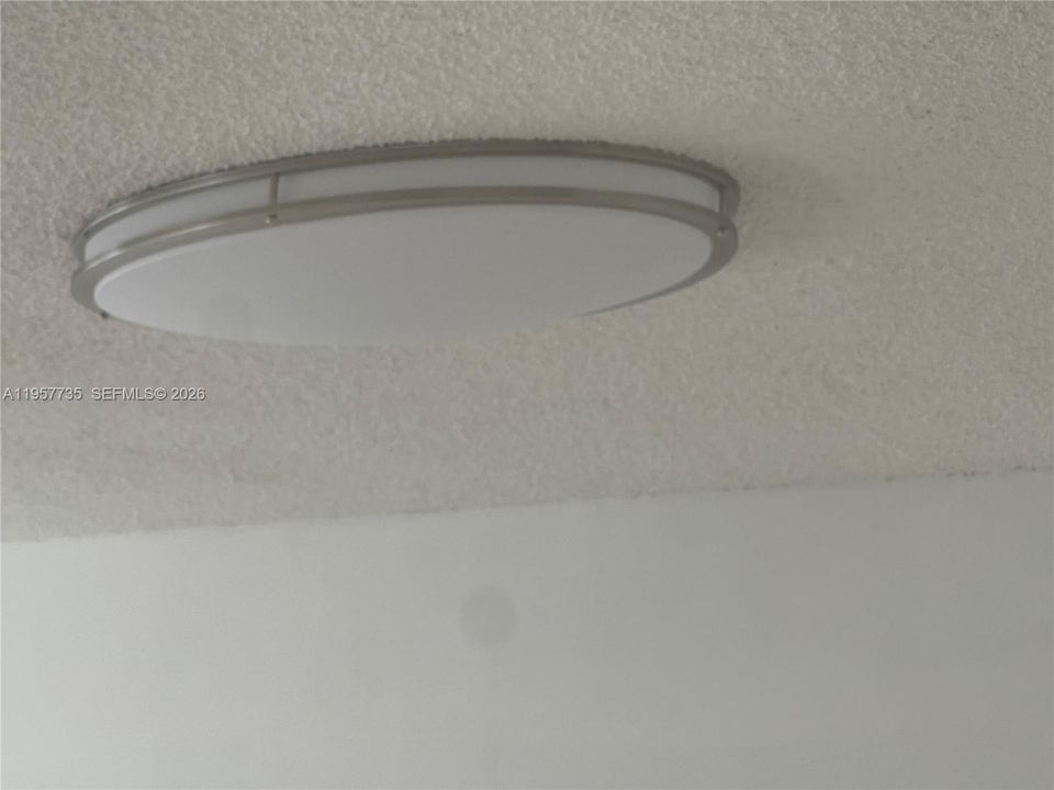 For Sale: $200,000 (2 beds, 1 baths, 801 Square Feet)