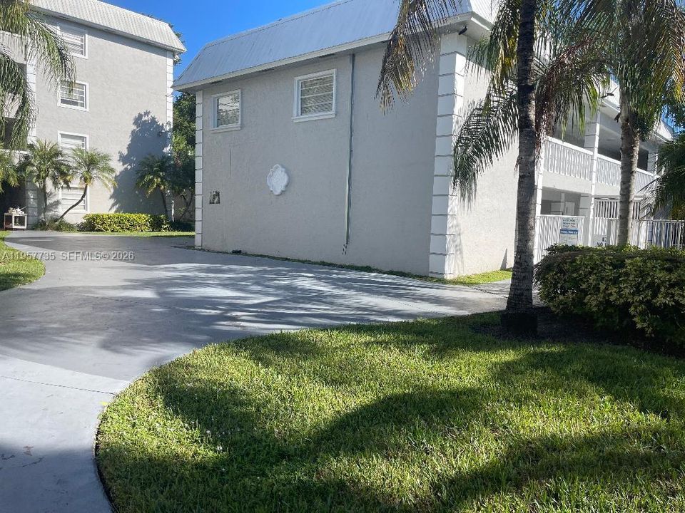 For Sale: $200,000 (2 beds, 1 baths, 801 Square Feet)