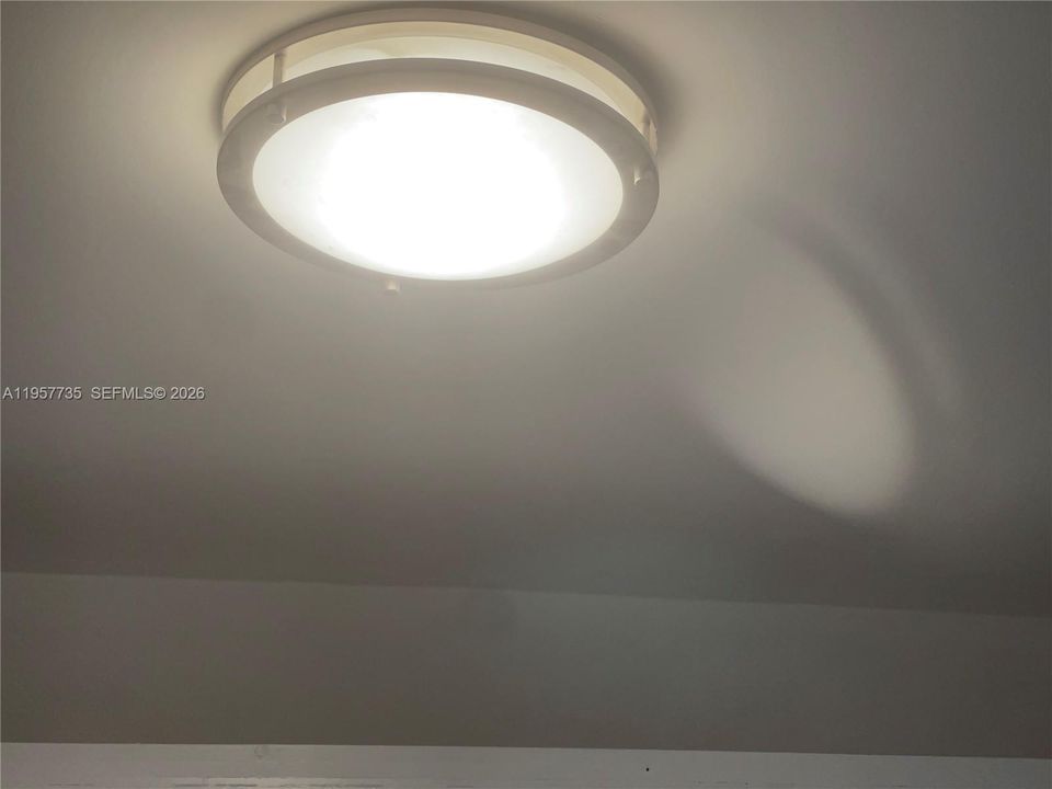 For Sale: $200,000 (2 beds, 1 baths, 801 Square Feet)