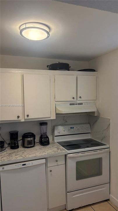 For Sale: $200,000 (2 beds, 1 baths, 801 Square Feet)